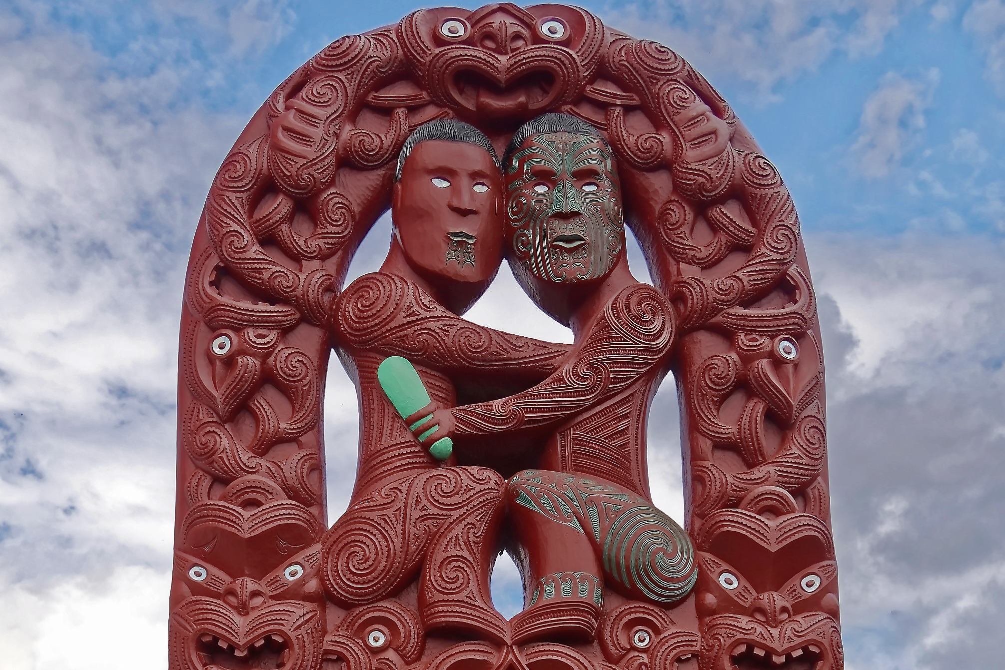 Maori double man statue 